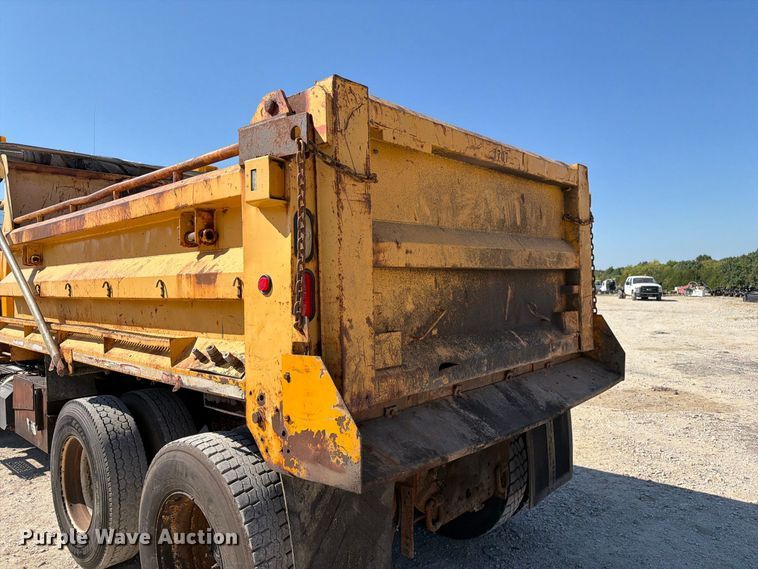 image for item DZ4746 2006 International 7400 dump truck