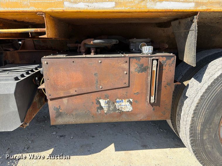 image for item DZ4746 2006 International 7400 dump truck