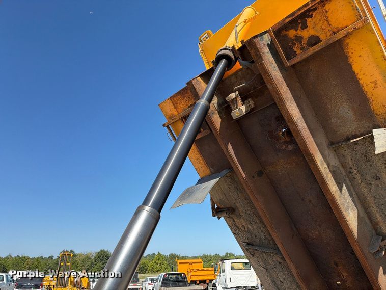 image for item DZ4746 2006 International 7400 dump truck