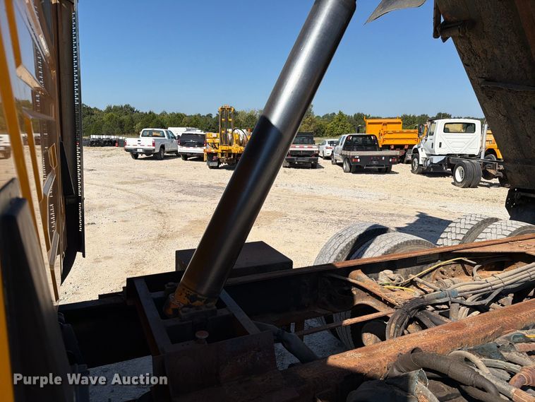 image for item DZ4746 2006 International 7400 dump truck
