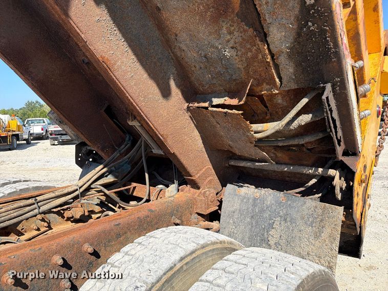 image for item DZ4746 2006 International 7400 dump truck