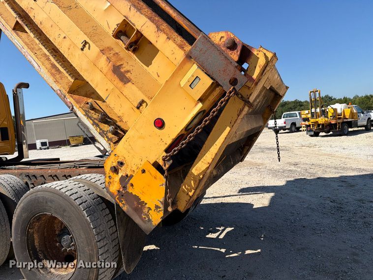 image for item DZ4746 2006 International 7400 dump truck
