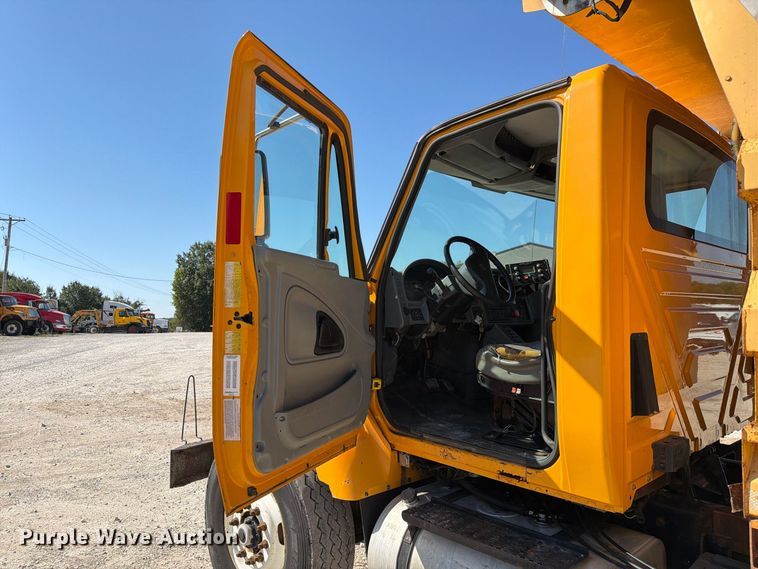 image for item DZ4746 2006 International 7400 dump truck