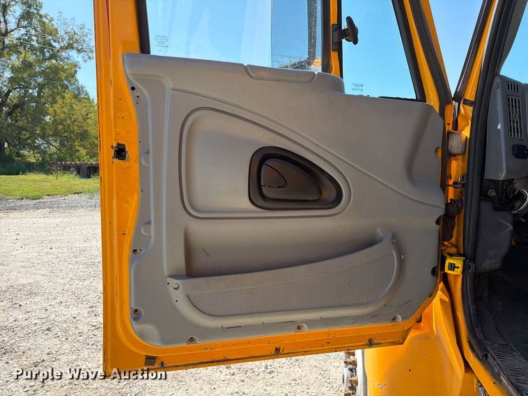 image for item DZ4746 2006 International 7400 dump truck