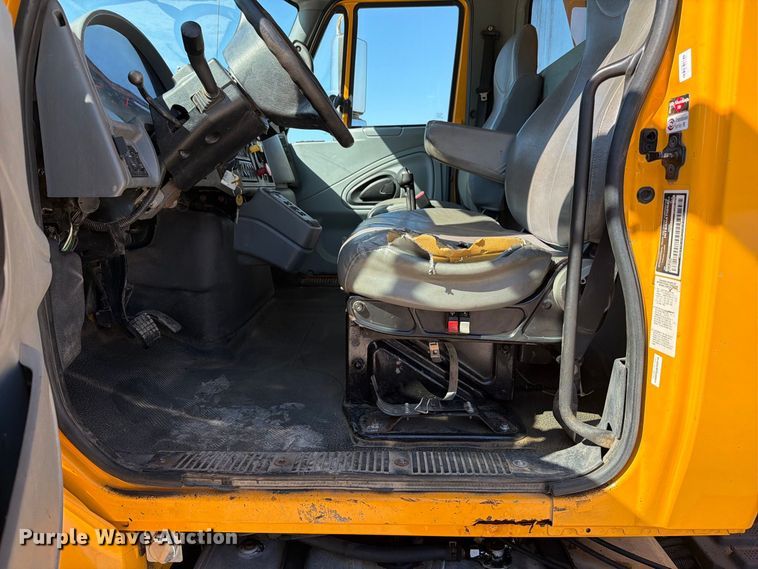 image for item DZ4746 2006 International 7400 dump truck