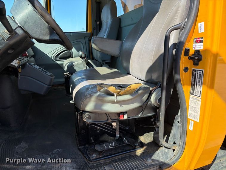 image for item DZ4746 2006 International 7400 dump truck