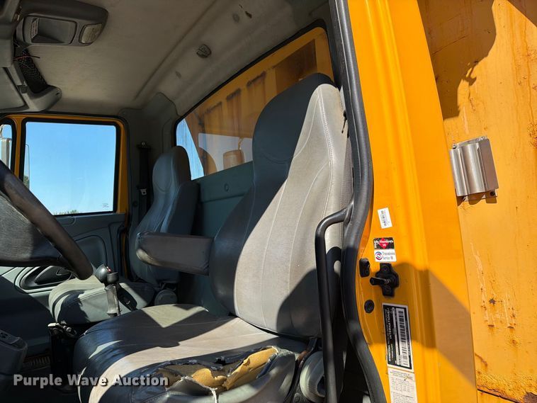 image for item DZ4746 2006 International 7400 dump truck
