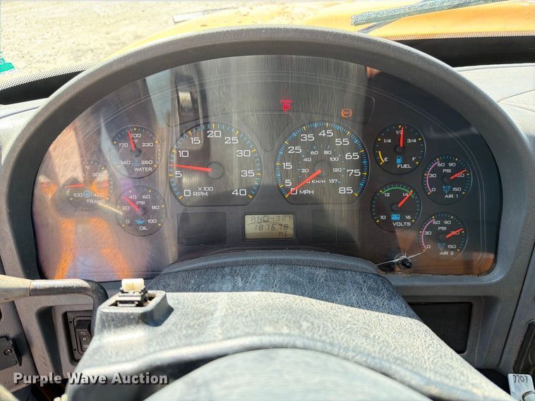 image for item DZ4746 2006 International 7400 dump truck