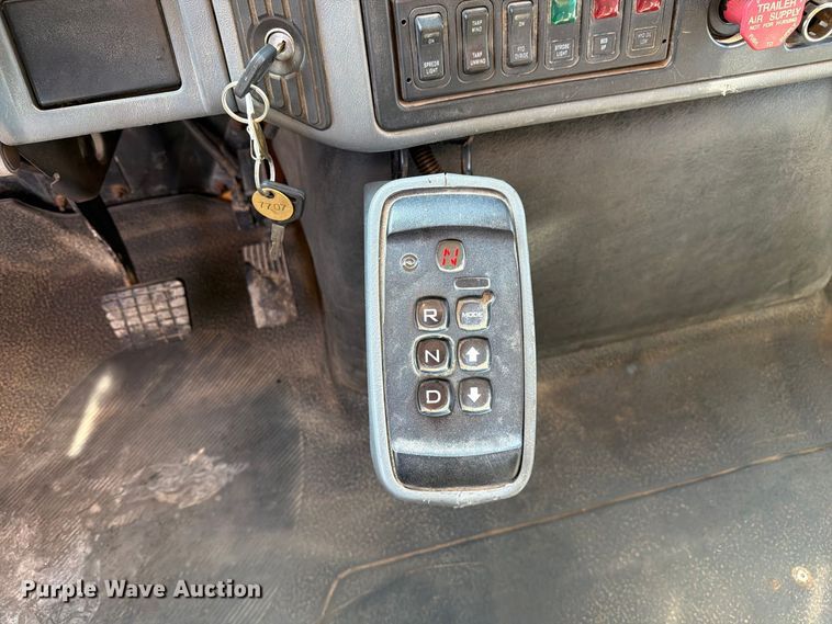 image for item DZ4746 2006 International 7400 dump truck