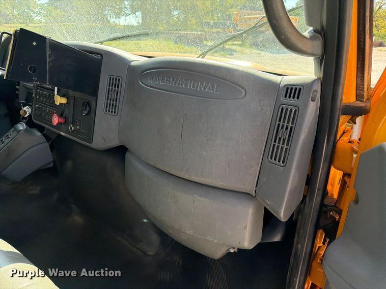 image for item DZ4746 2006 International 7400 dump truck