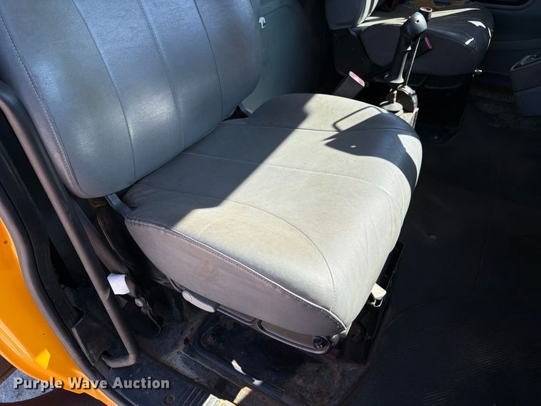 image for item DZ4746 2006 International 7400 dump truck
