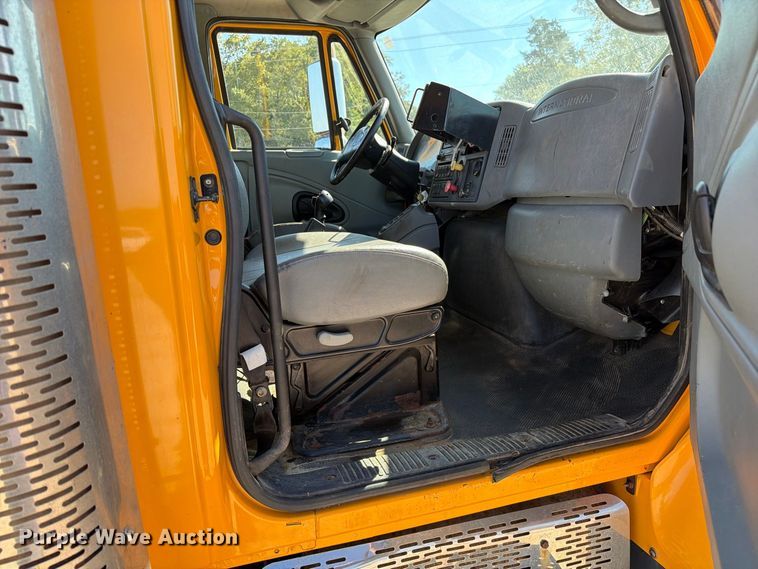 image for item DZ4746 2006 International 7400 dump truck
