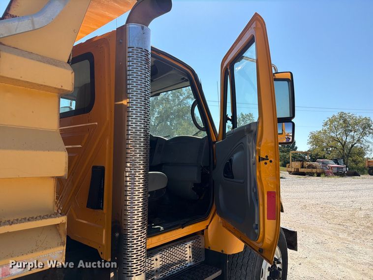 image for item DZ4746 2006 International 7400 dump truck