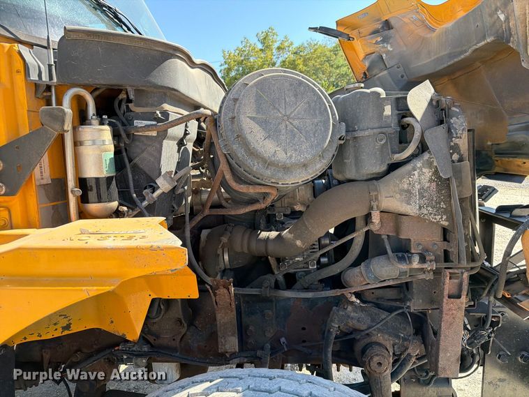 image for item DZ4746 2006 International 7400 dump truck