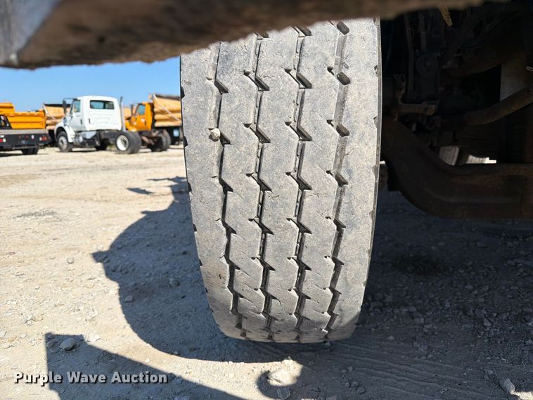 image for item DZ4746 2006 International 7400 dump truck