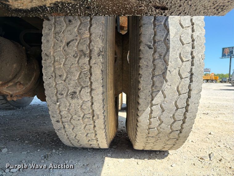 image for item DZ4746 2006 International 7400 dump truck