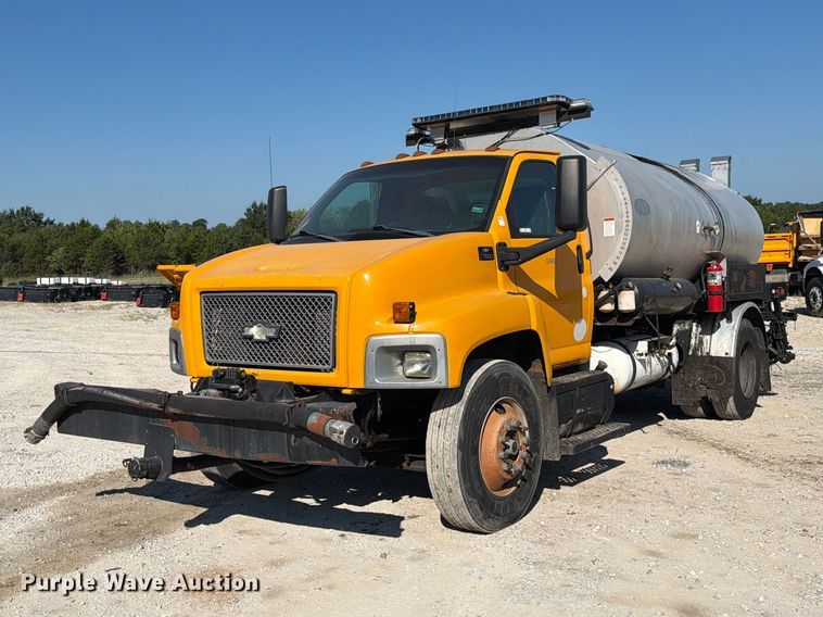 image for item DZ4747 2004 Chevrolet C7500 oil distributor truck