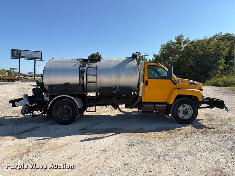 image for item DZ4747 2004 Chevrolet C7500 oil distributor truck