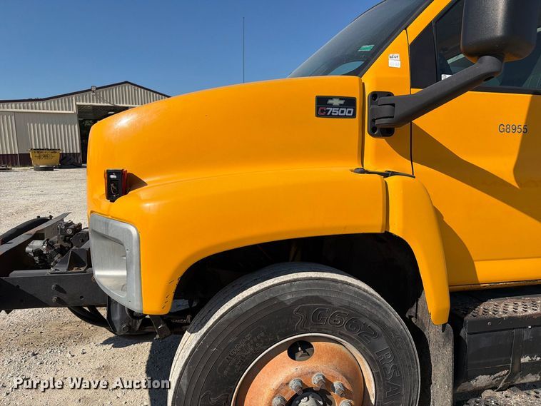 image for item DZ4747 2004 Chevrolet C7500 oil distributor truck