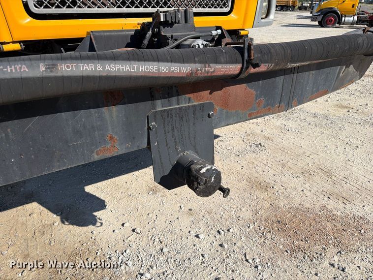 image for item DZ4747 2004 Chevrolet C7500 oil distributor truck