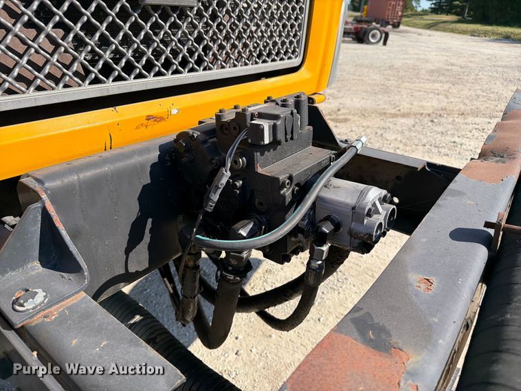 image for item DZ4747 2004 Chevrolet C7500 oil distributor truck