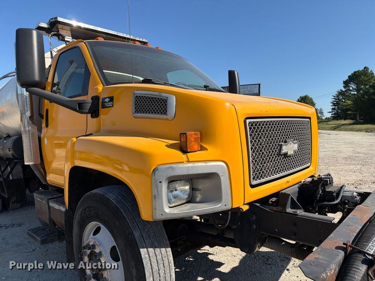 image for item DZ4747 2004 Chevrolet C7500 oil distributor truck