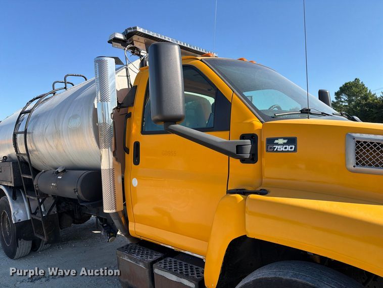 image for item DZ4747 2004 Chevrolet C7500 oil distributor truck