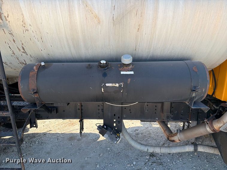 image for item DZ4747 2004 Chevrolet C7500 oil distributor truck