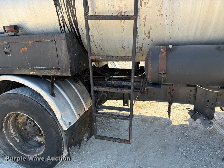 image for item DZ4747 2004 Chevrolet C7500 oil distributor truck