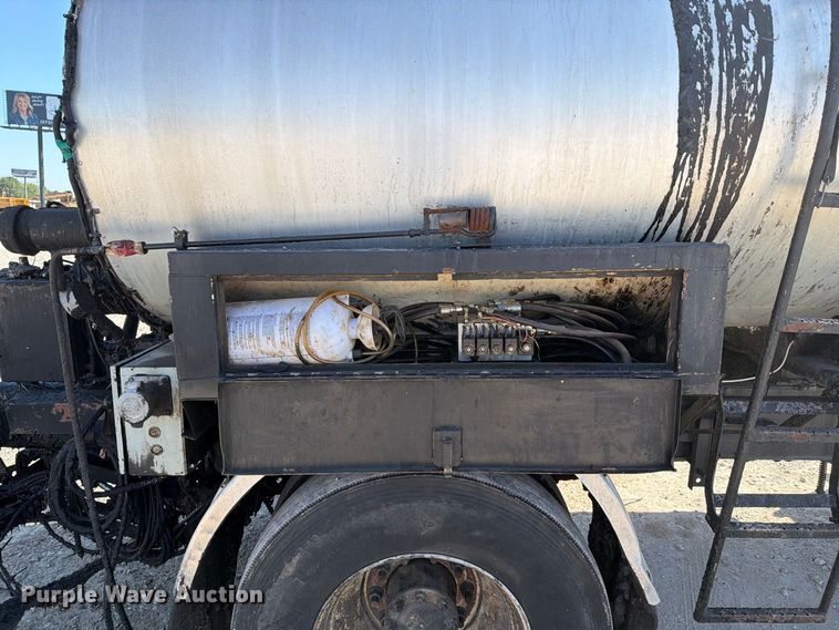 image for item DZ4747 2004 Chevrolet C7500 oil distributor truck
