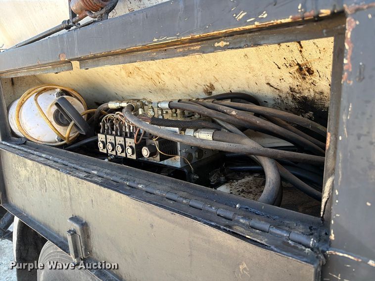 image for item DZ4747 2004 Chevrolet C7500 oil distributor truck
