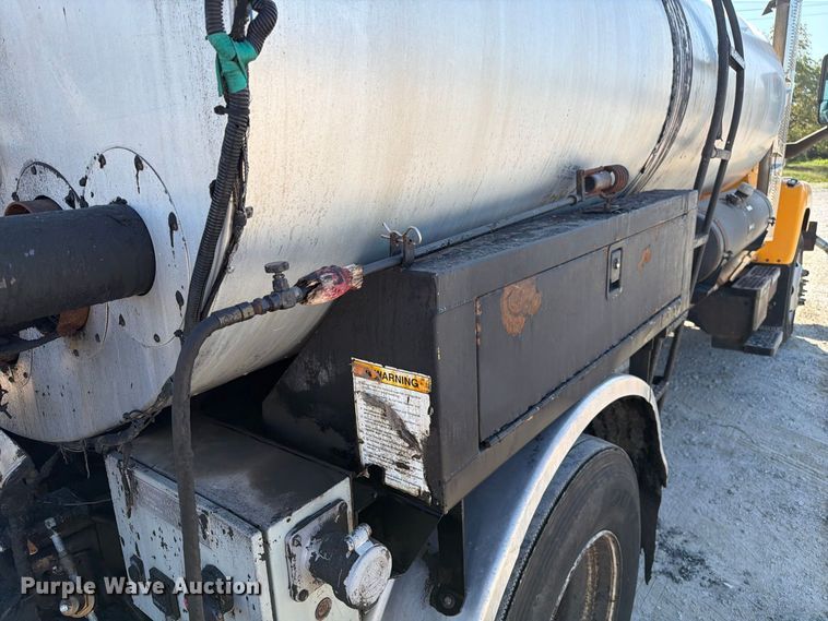 image for item DZ4747 2004 Chevrolet C7500 oil distributor truck