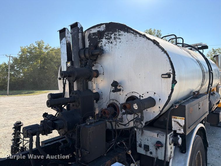image for item DZ4747 2004 Chevrolet C7500 oil distributor truck