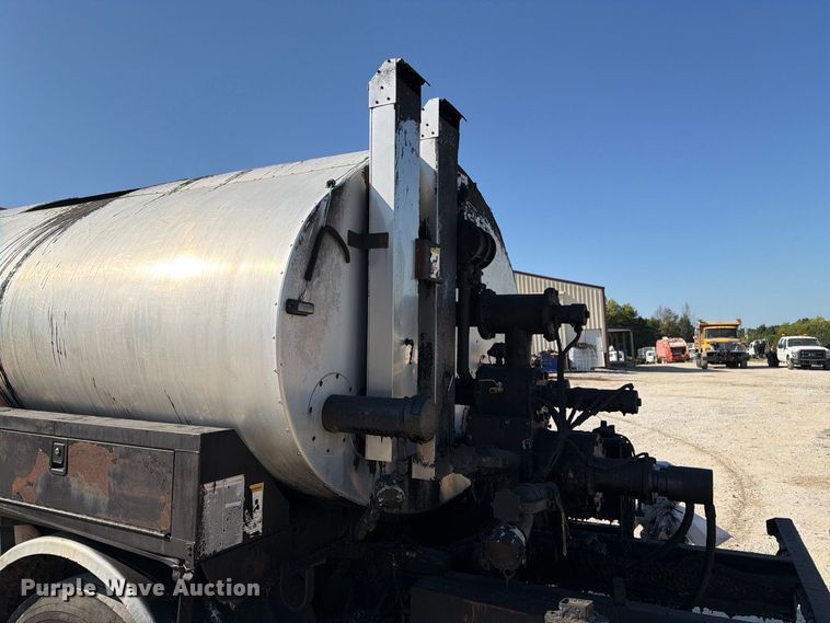 image for item DZ4747 2004 Chevrolet C7500 oil distributor truck