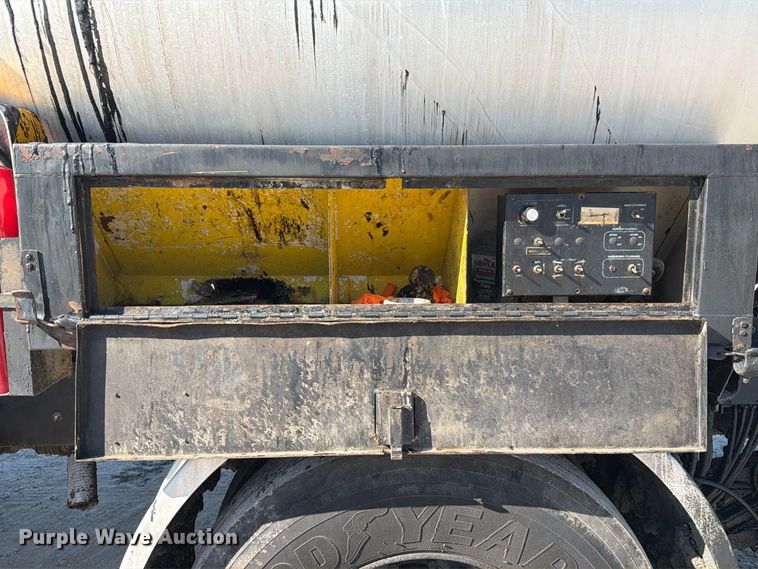 image for item DZ4747 2004 Chevrolet C7500 oil distributor truck