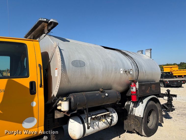 image for item DZ4747 2004 Chevrolet C7500 oil distributor truck