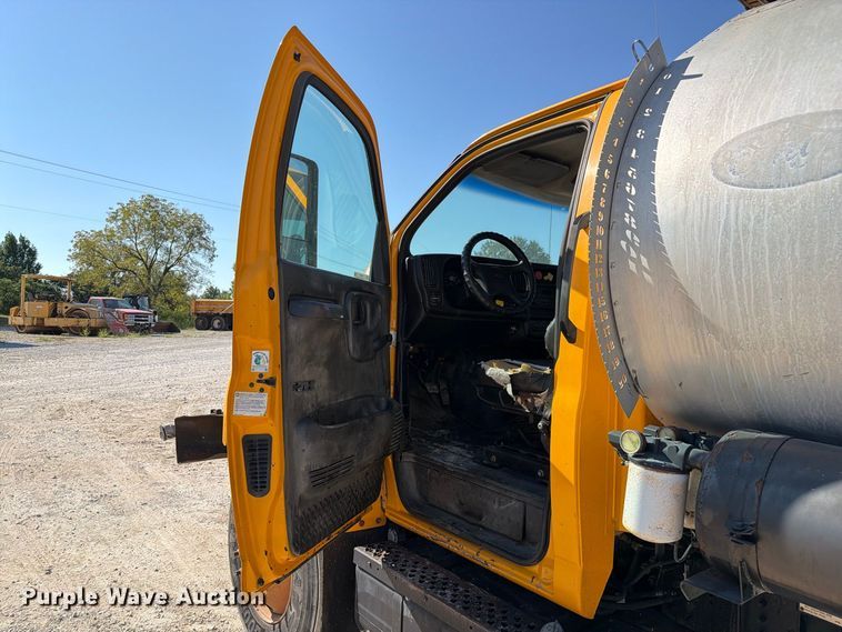 image for item DZ4747 2004 Chevrolet C7500 oil distributor truck