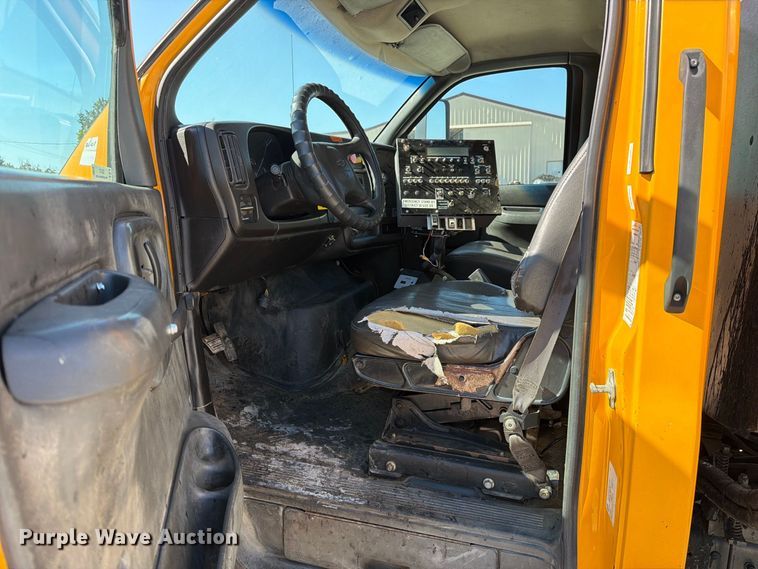 image for item DZ4747 2004 Chevrolet C7500 oil distributor truck