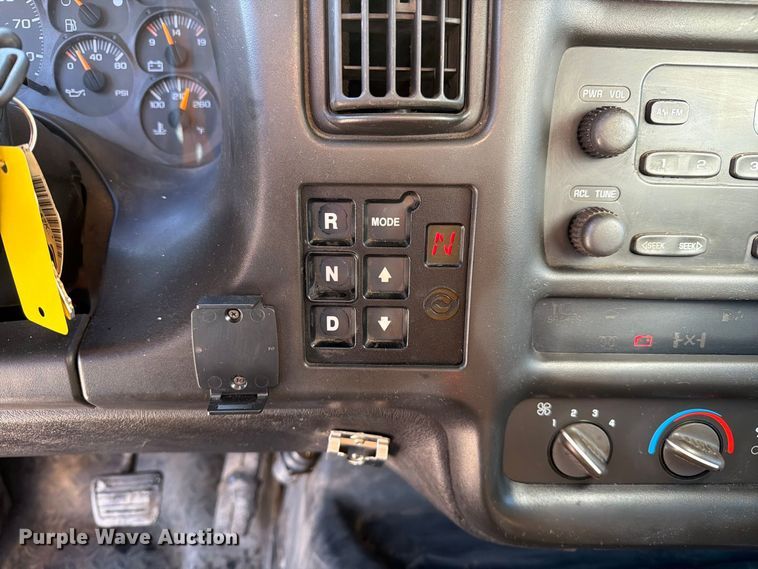 image for item DZ4747 2004 Chevrolet C7500 oil distributor truck