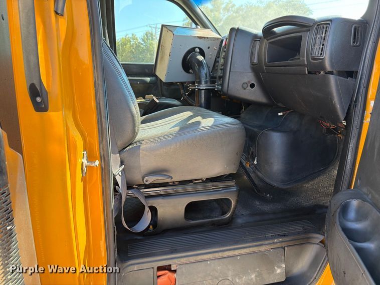 image for item DZ4747 2004 Chevrolet C7500 oil distributor truck