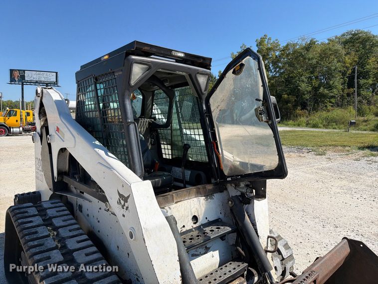 image for item DZ4749 2009 Bobcat T320 tracked skid steer loader