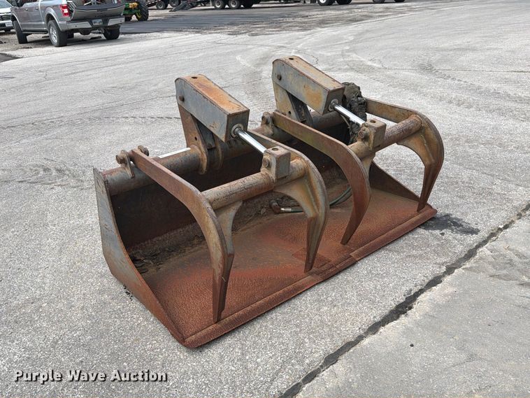 image for item DZ4765 Skid steer grapple bucket