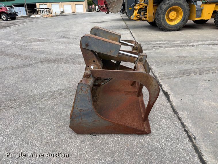image for item DZ4765 Skid steer grapple bucket