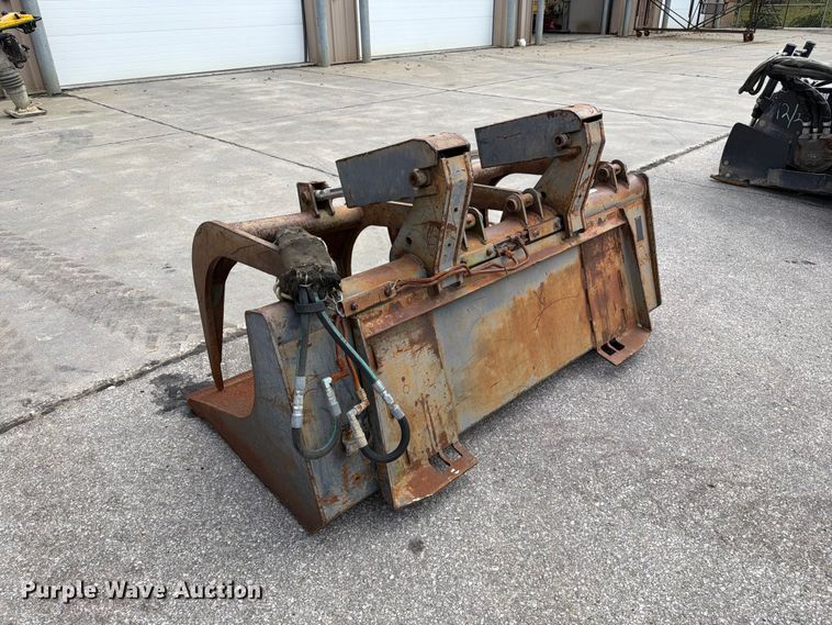 image for item DZ4765 Skid steer grapple bucket