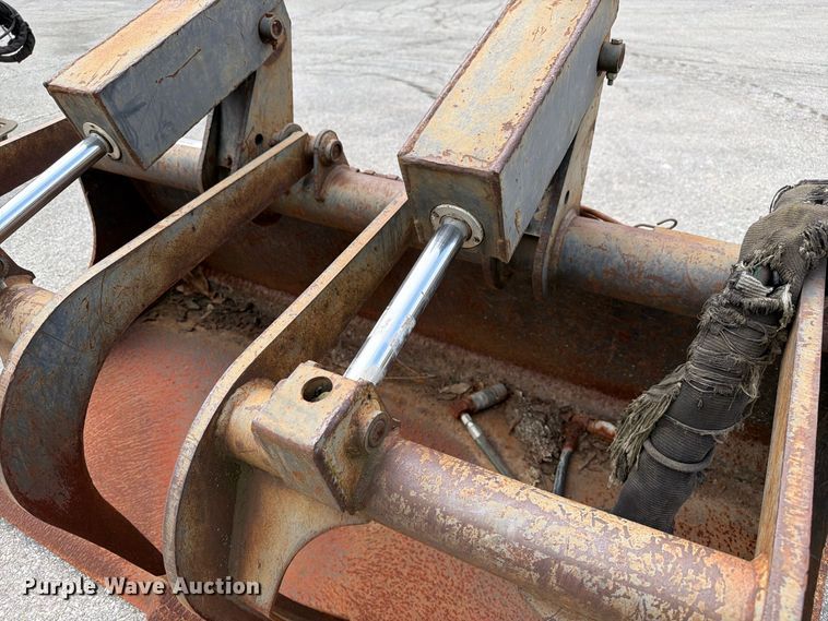 image for item DZ4765 Skid steer grapple bucket