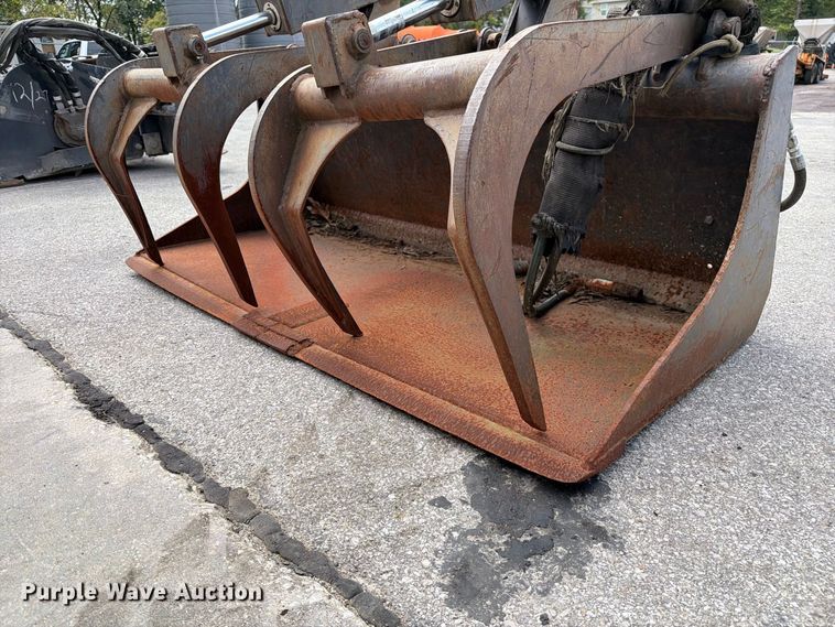 image for item DZ4765 Skid steer grapple bucket