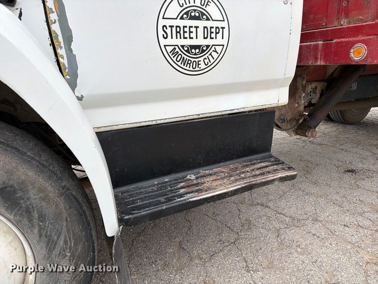 image for item DZ4880 1991 Ford F700 grain truck