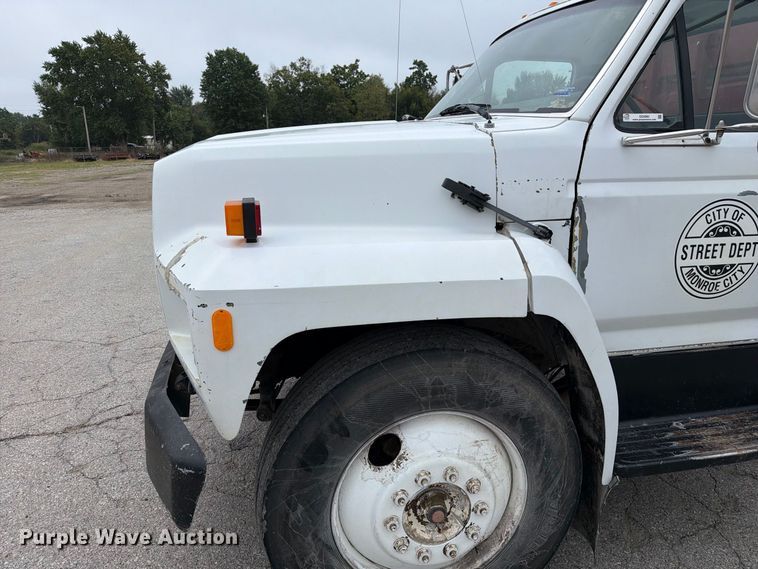 image for item DZ4880 1991 Ford F700 grain truck