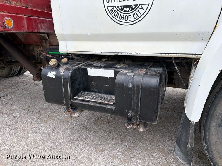 image for item DZ4880 1991 Ford F700 grain truck