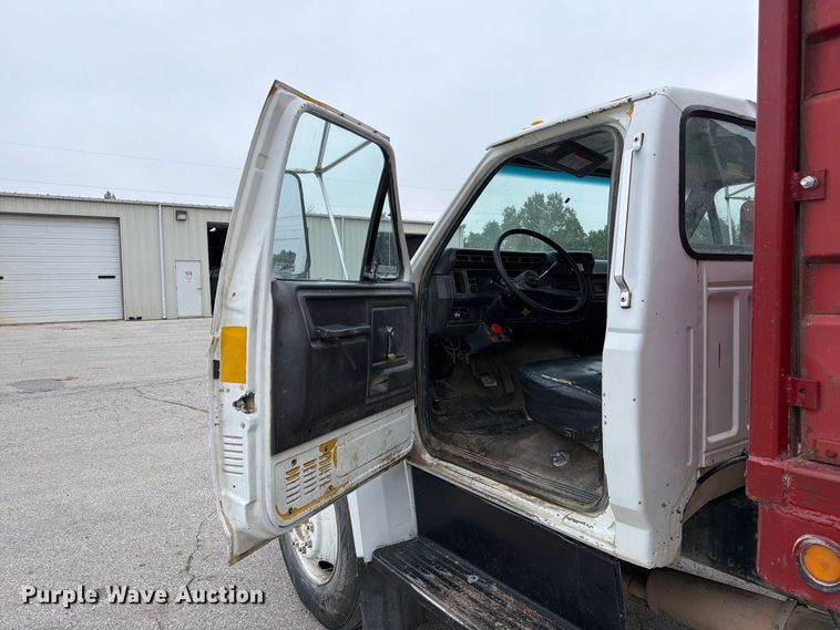 image for item DZ4880 1991 Ford F700 grain truck